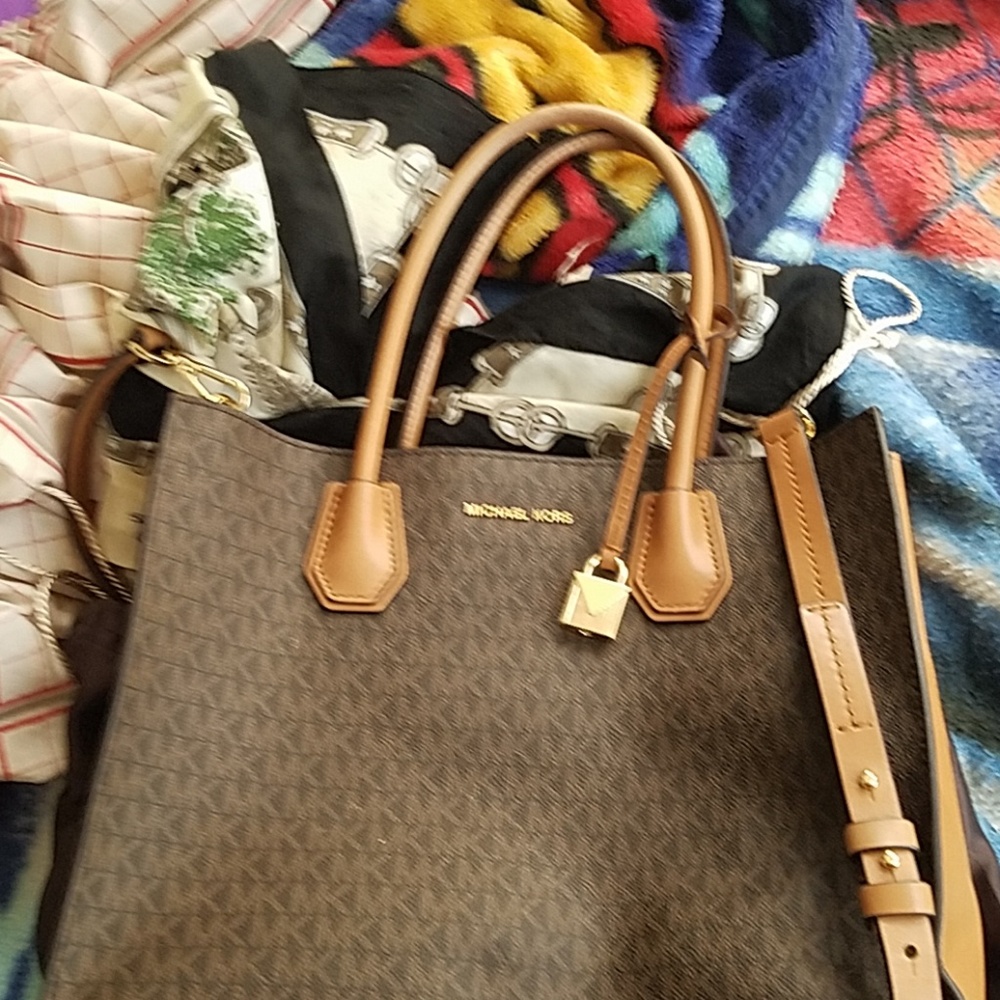 Michael Kors.. ITS CLEAN NO ODOR INSIDE